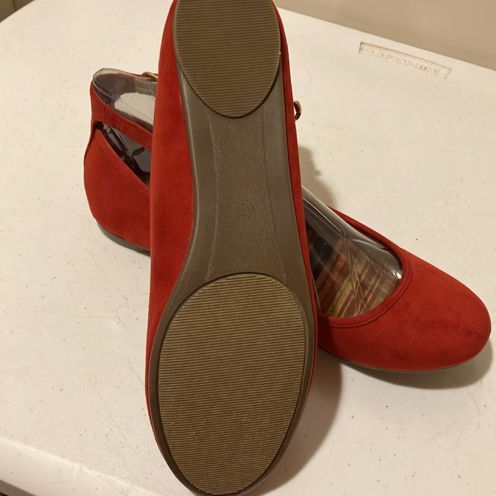 New Arizona 9M Red Ankle Strap w/Gold Chain Flats Faux Suede Fabric Upper - Picture 7 of 7